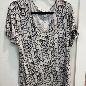 Zenana Outfitters Gray Black Relaxed Blouse with Graphic Design